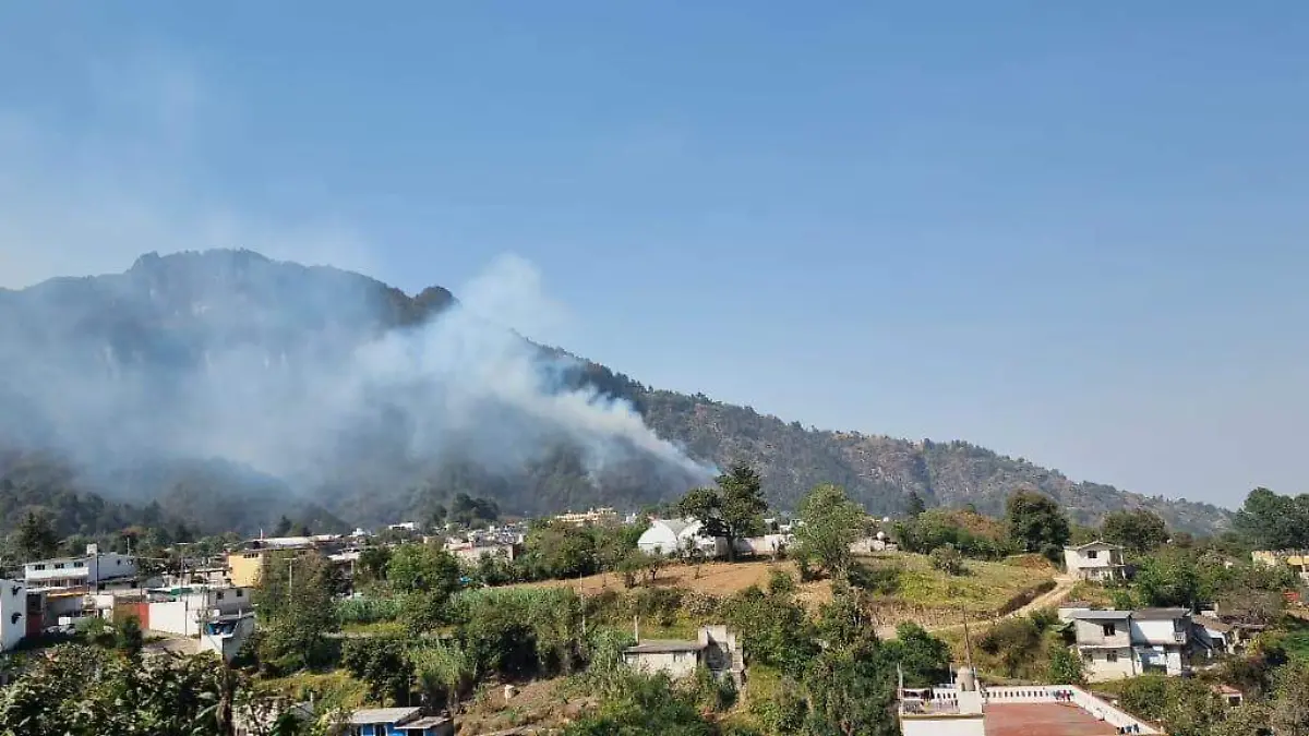 Dos incendios forestales se encuentran fuera de control en el cerro de Chignautla